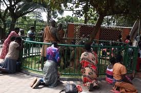 pelerins en priere namugongo